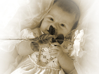 Kleines Baby mit Taufkleid