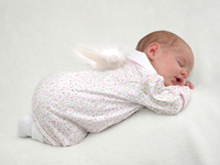 Baby mit Engelsflügeln