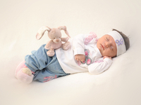 schlafendes Baby mit Kuscheltier