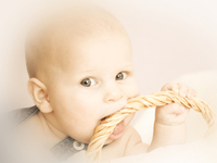 Baby 5 Monate alt im Korb