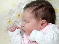 Baby liegt auf der Seite