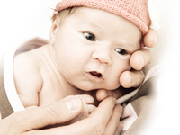 Baby in Papas Händen