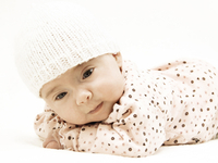 high-key-Foto von kleinem Baby, das auf dem Bauch liegt