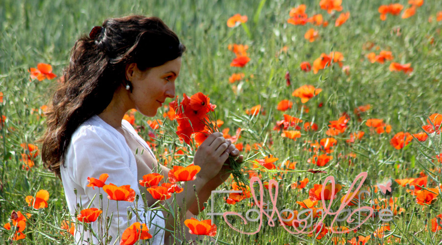 Schwangere mit einem Strauß aus Mohnblumen