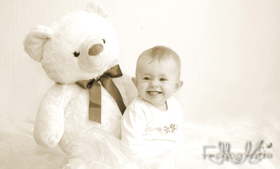 Wem steckt sie wohl die Zunge heraus, die freche Maus? Der Fotografin oder dem Teddybär?