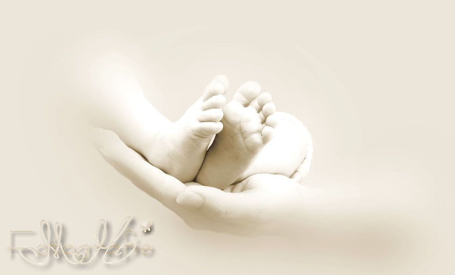Die winzigen Babyfüßchen von dem kleinen Enno auf Mamas Hand.
