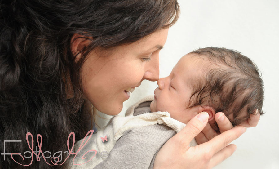 Kleines Baby kuschelt mit seiner Mama.
