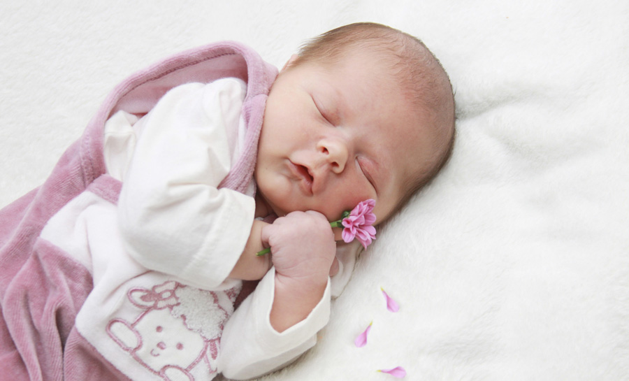 Ganz kleines Baby mit Blümchen
