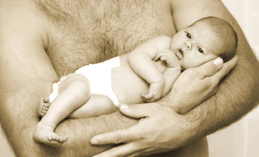 Geborgenheit findet Leonie auf Papas Arm. 