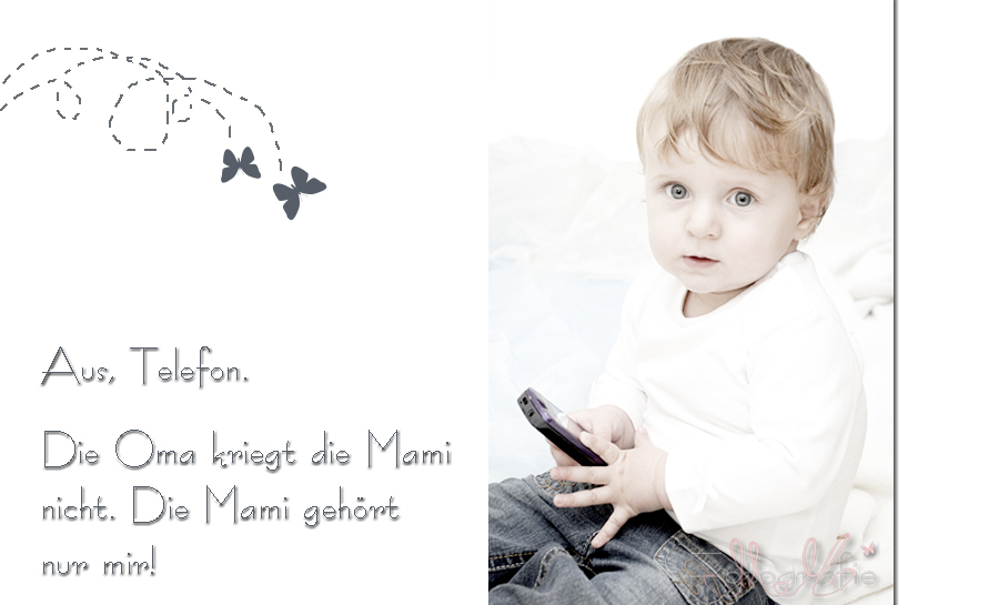 Kleines Mädchen mit einem handy in der Hand.