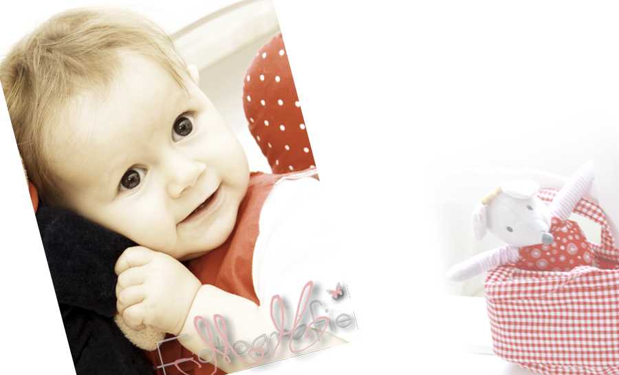 Farbfotografie eines Babys das mit seinem Teddy kuschelt.