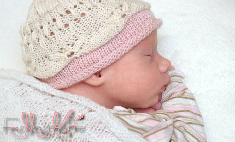 Kleines Baby mit gestrickter Mütze schläft.
