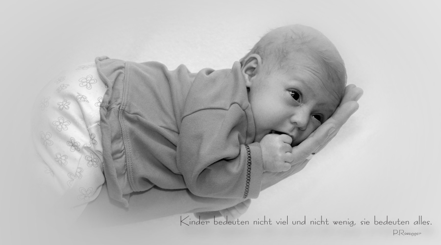 Das kleine Mädchen auf dem Arm seines Vaters schaut mit großen Augen in die Welt