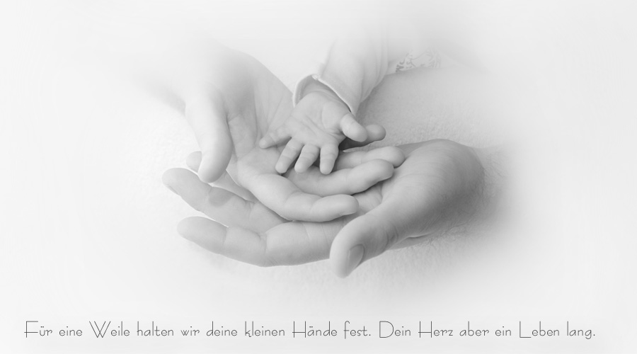 Drei Hände übereinander - Papas Hand unten, Mamas Hand darauf und ganz oben die kleine Hand von Mathis