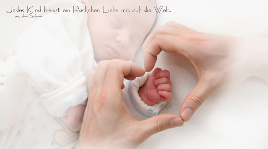 Aus den Händen ein Herz machen und damit die Baby-Hand umschließen ist eine bleibende Erinnerung