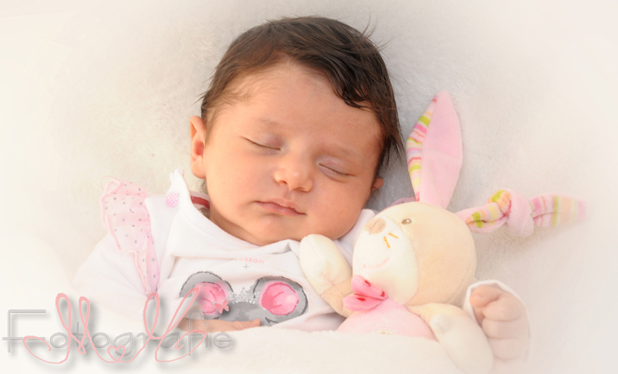 Baby mit einem Häschen 
