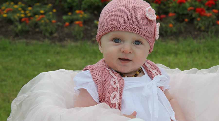 Mit ganz großen Augen schaut die kleine Laura aus ihrem Wagen