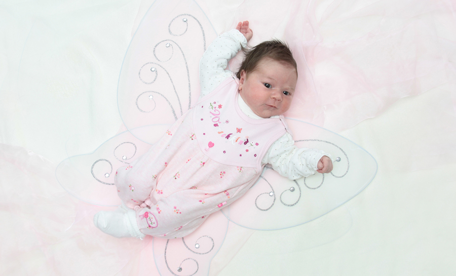 Neugeborenes Baby mit Schmetterlingsflügeln