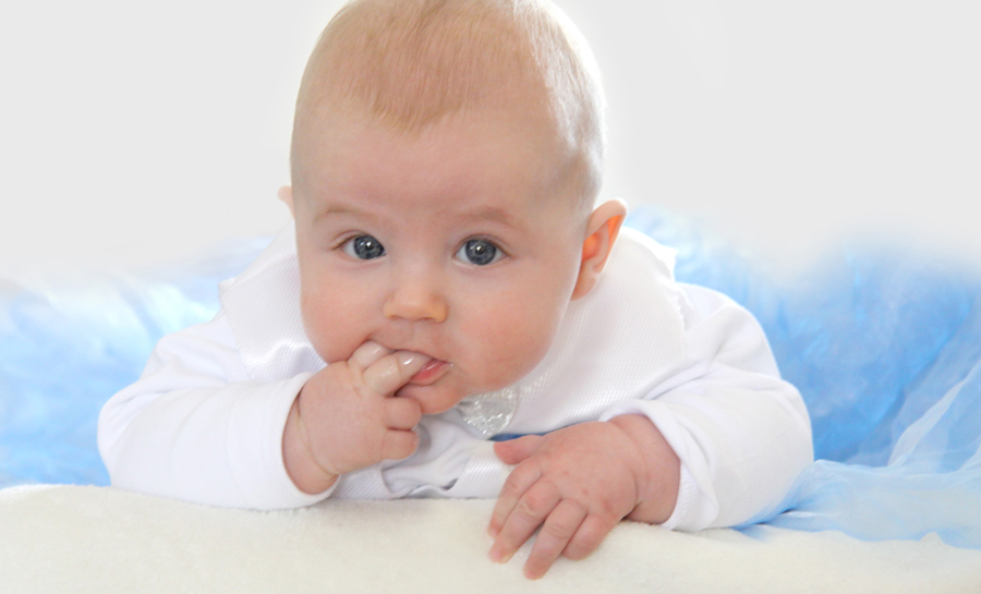 Baby liegt auf dem Bauch