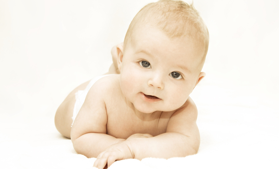 High-key-Fotografie eines kleinen Jungen