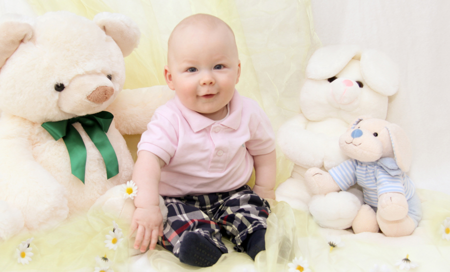 kleines Kind mit Kuscheltieren