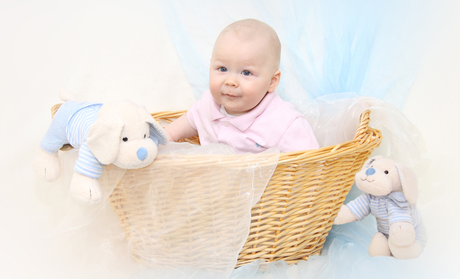 Fotografie eines kleinen Jungen in einem Korb