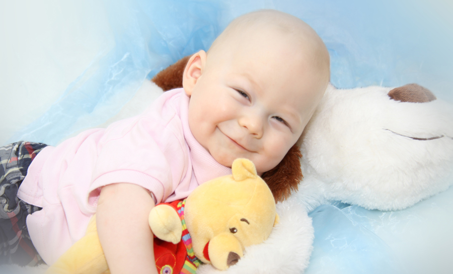 Foto eines fröhlichen Babys