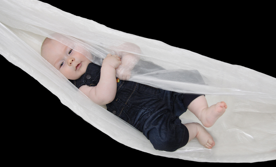 Baby liegt in einer Hängematte
