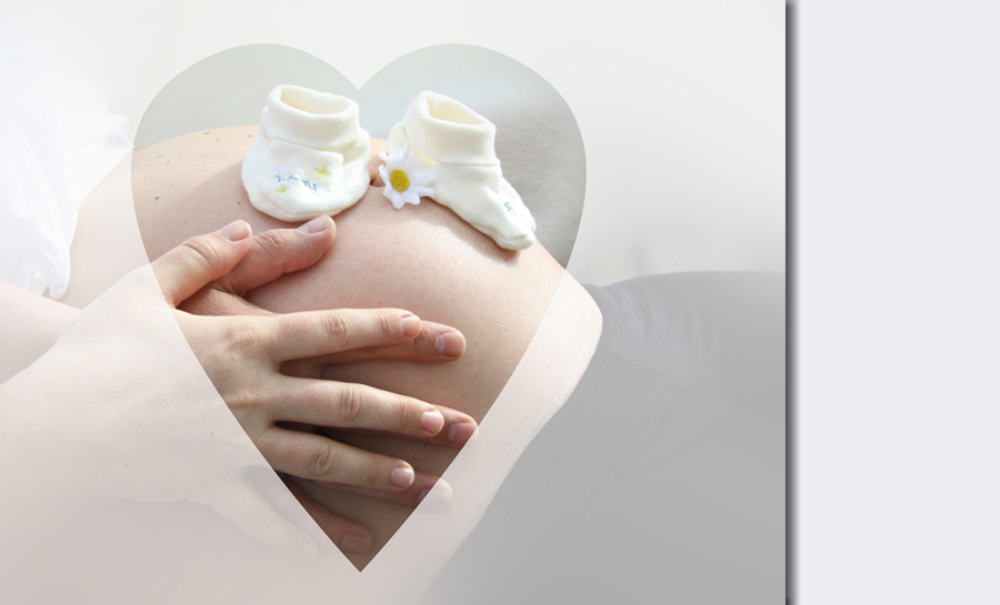 Babyschuhe auf dem Bauch und Hände der Eltern