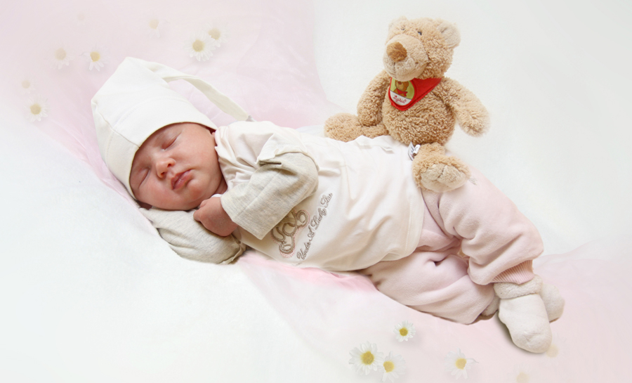 schlafendes Baby mit einer Zipfelmütze