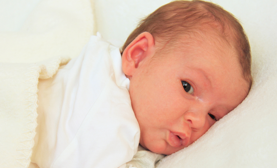 Kleines waches Baby
