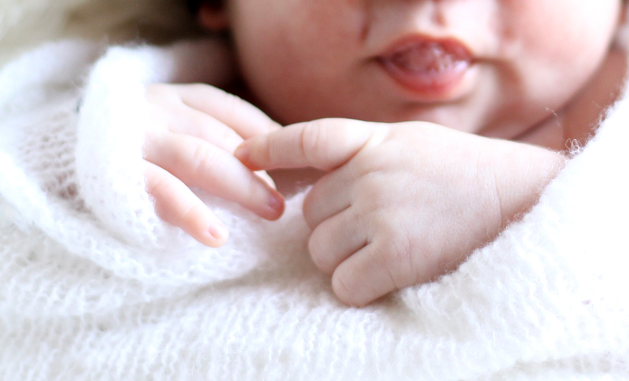 die Hände eines kleinen Babys
