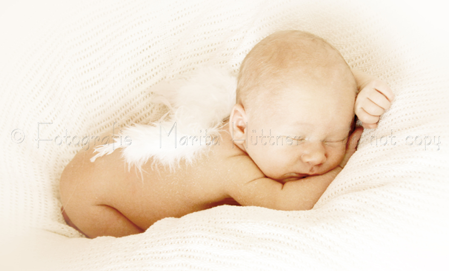 neugeborenes kleines Baby mit Engelsflügeln