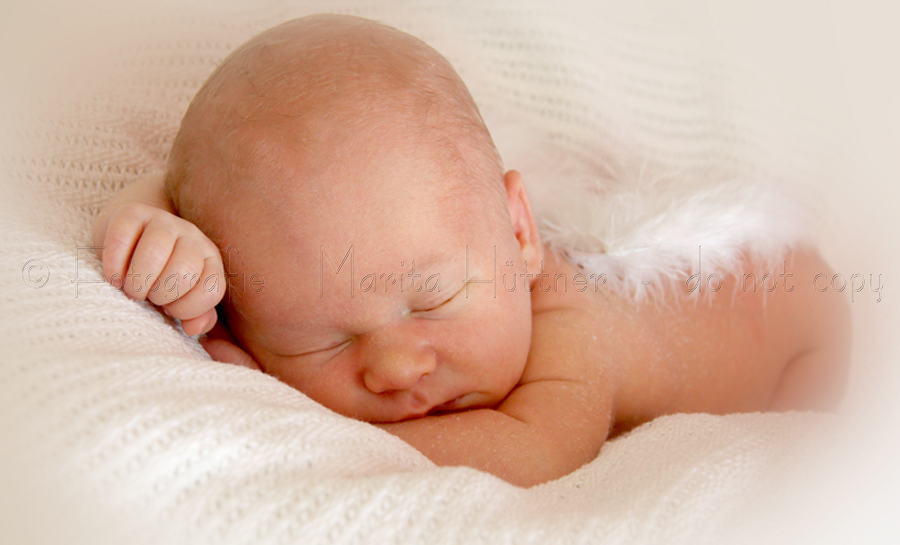 süßes Baby mit kleinen Flügeln