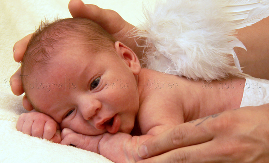 ganz kleines Baby mit Engelsflügelchen