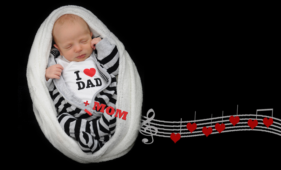 Baby in einen Schal eingewickelt