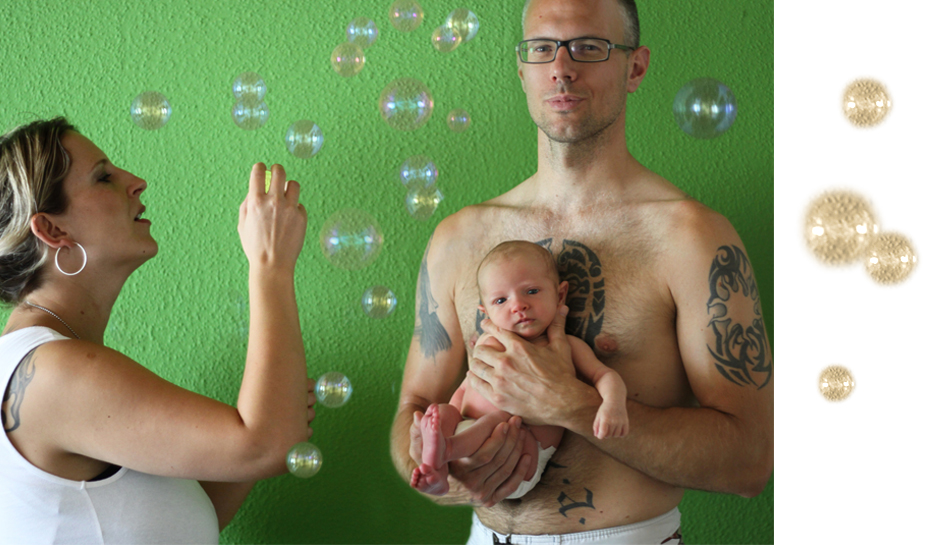 Vater mit Baby, die Mama macht Seifenblasen