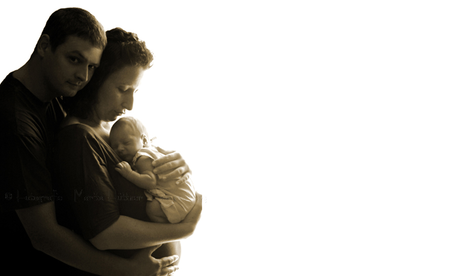 Mama und Papa halten ihr Neugeborenes im Arm