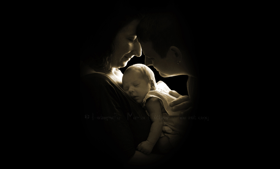 Mama, Papa und Baby - ein Low-Key-Foto