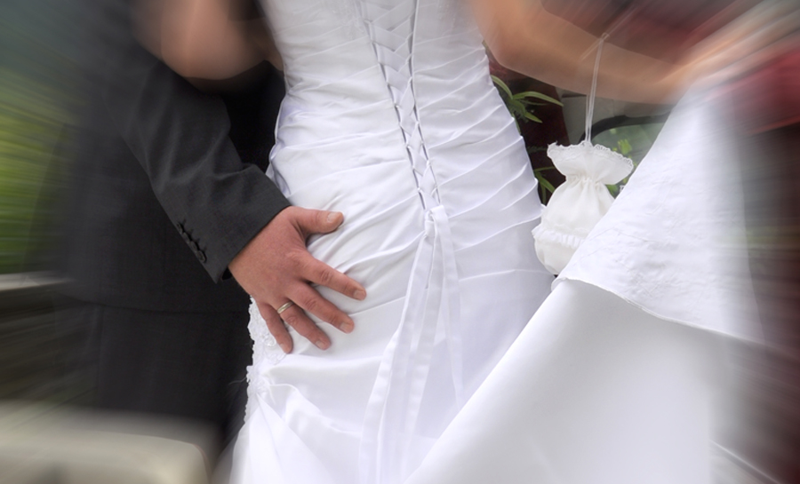lustiges Hochzeitsbild, Hochzeit, Hochzeitsfotos, Hochzeitsbilder, Fotos Brautpaar, Braut, Bräutigam, professioneller Hochzeitsfotograf, schöne Fotos Hochzeit,  Fotografie Marita Hüttner, Eppingen, Heilbronn, Bretten, Sinsheim,  Bruchsal, Bretzfeld, Öhringen, Bietigheim, Mosbach, Neckarsulm,  Bad Friedrichshall, Neuenstadt, Bad Wimpfen, Bönnigheim