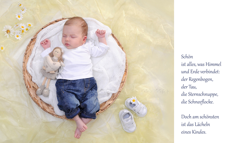 In einem runden Körbchen liegt ein Baby
