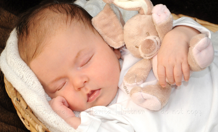 Schlafendes Baby mit Kuscheltier
