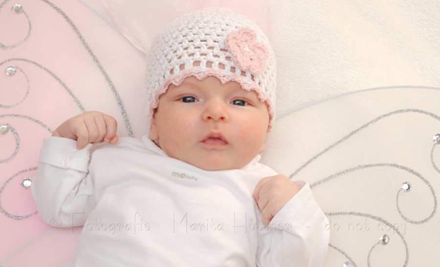  Baby mit Schmetterlingsflügeln