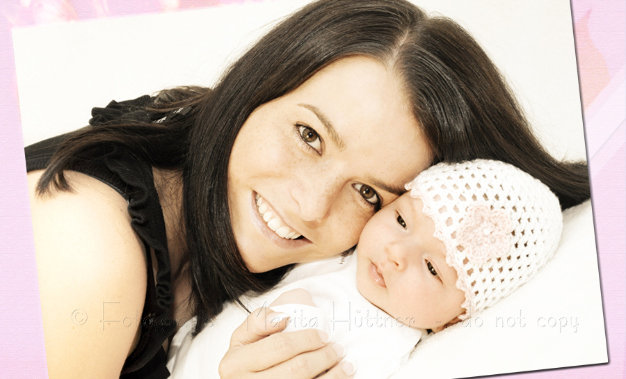 die Mama mit ihrem kleinen Baby