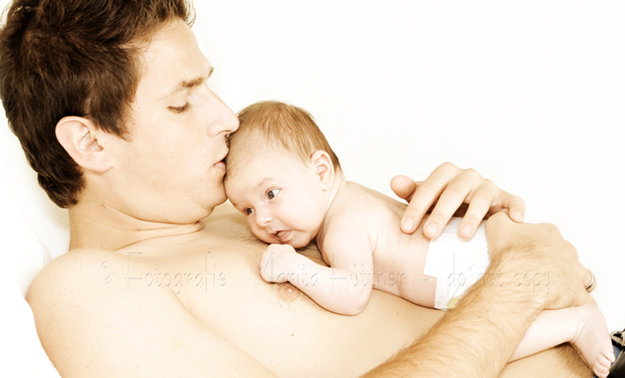 kleines Baby mit seinem papa