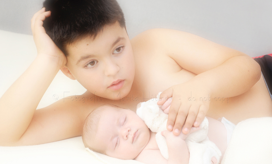 Geschwisterfoto - Baby und großer Bruder