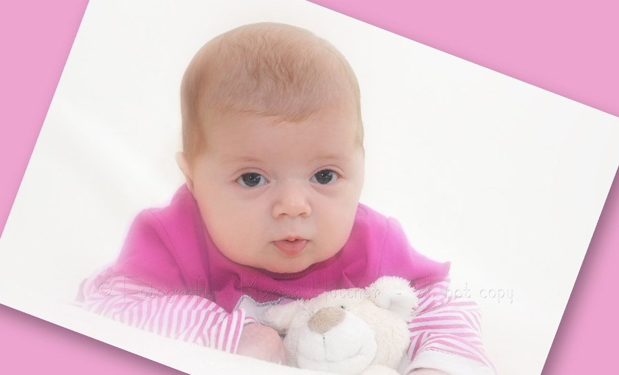Portrait eines kleinen Mädchens mit Kuscheltier