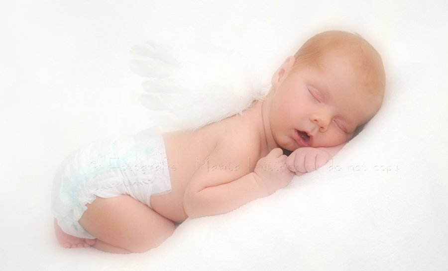 kleines Baby mit Engelsflügeln