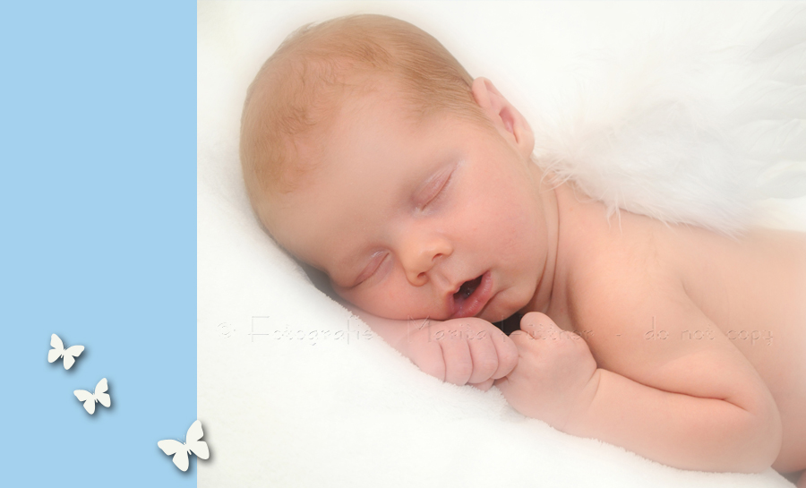 Neugeborenes Baby mit Engelsflügeln