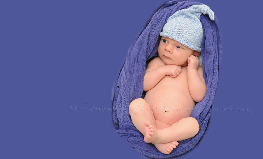 neugeborenes kleines Baby mit Strickmützchen